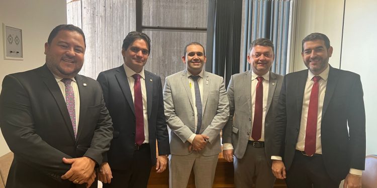 Murilo Galdino recebe prefeitos paraibanos e representantes do Governo do Estado em Brasília