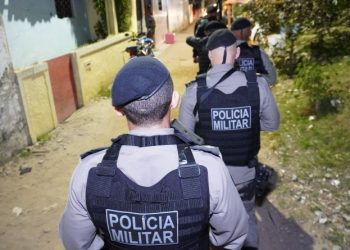 Polícia Militar prende acusados de extorsão, furto e outros crimes, apreende arma e recupera veículo da região metropolitana