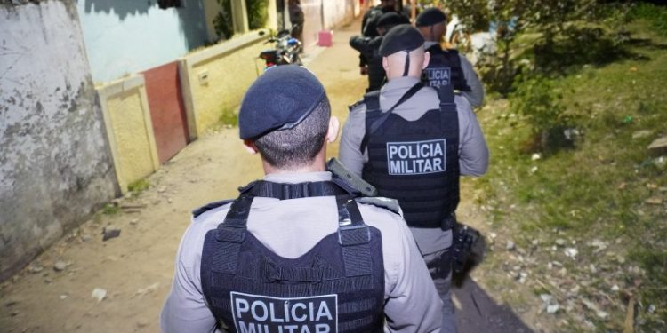 Polícia Militar prende acusados de extorsão, furto e outros crimes, apreende arma e recupera veículo da região metropolitana