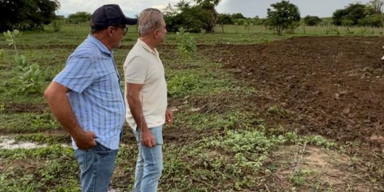 Prefeitura de Patos dá seguimento ao programa de corte de terra na zona rural do município