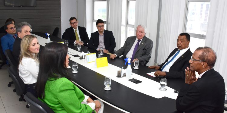 Damião Feliciano promete intermediar projetos do judiciário com bancada e governo federal