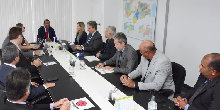 Presidente do TJPB apresenta proposta de reajuste salarial para servidores