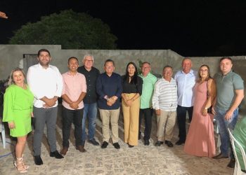 Adriano Galdino recebe apoio de quatro novos prefeitos durante Festa da Luz em Pedra Lavrada