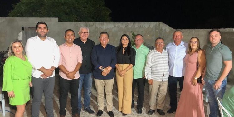 Adriano Galdino recebe apoio de quatro novos prefeitos durante Festa da Luz em Pedra Lavrada
