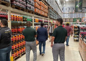Procon de Santa Rita apreende produtos com data de validade vencida e autua supermercados