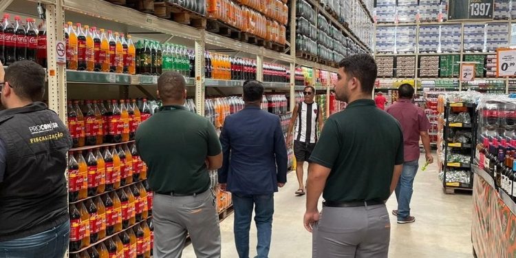 Procon de Santa Rita apreende produtos com data de validade vencida e autua supermercados