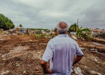 Cícero Lucena acompanha demolição de barracos no Muçumagro para início de obras de novo residencial
