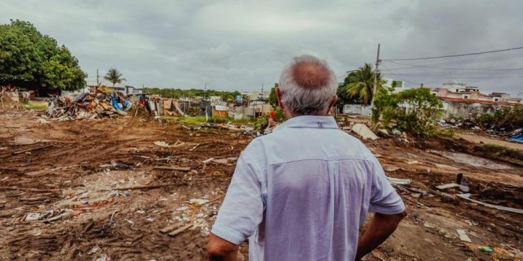 Cícero Lucena acompanha demolição de barracos no Muçumagro para início de obras de novo residencial