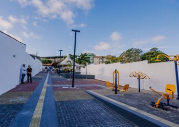 Cícero Lucena inaugura novo modelo de calçadão entre ruas no bairro Anatólia