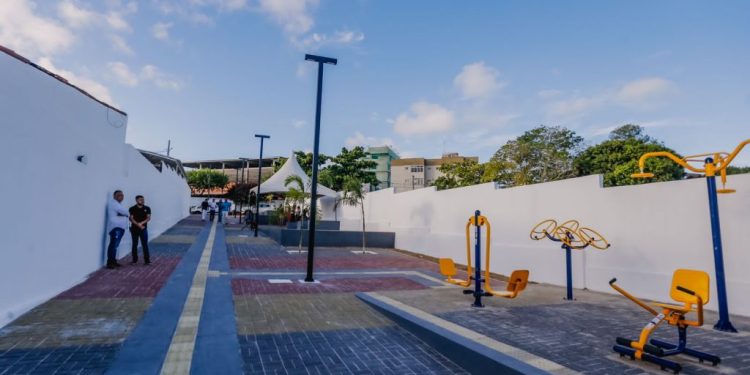 Cícero Lucena inaugura novo modelo de calçadão entre ruas no bairro Anatólia