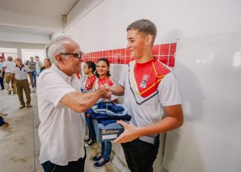 Cícero Lucena entrega fardamento para estudantes da Escola Chico Xavier