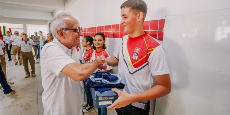 Cícero Lucena entrega fardamento para estudantes da Escola Chico Xavier