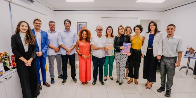 Cícero firma parceria com Consulado do Reino Unido para potencializar ensino de inglês na rede municipal
