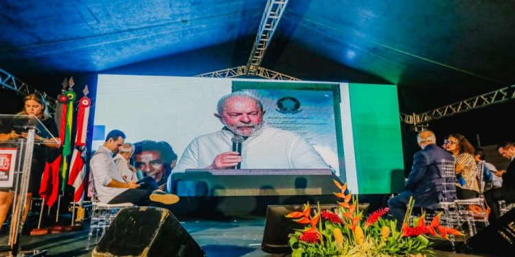 Com participação virtual de Lula, Cícero entrega chaves de apartamentos para 160 famílias