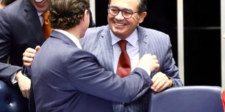 Veneziano preside sessão solene em homenagem aos 130 anos do TCU