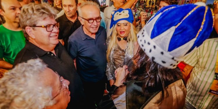 Cícero Lucena acompanha desfile das Muriçocas e destaca sucesso das prévias na Capital