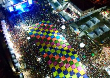 Grande público comparece a segunda noite do carnaval de Conde; festa encerra na terça