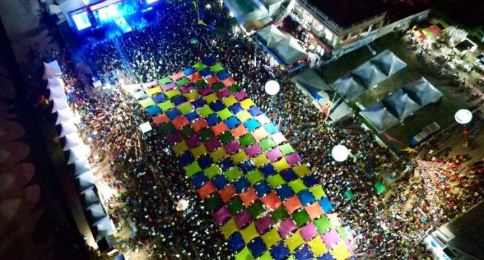 Grande público comparece a segunda noite do carnaval de Conde; festa encerra na terça