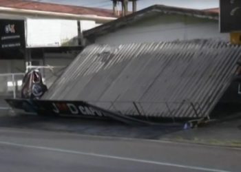 Cobertura de loja desaba após fortes chuvas em João Pessoa
