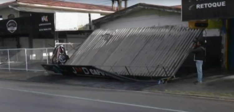 Cobertura de loja desaba após fortes chuvas em João Pessoa