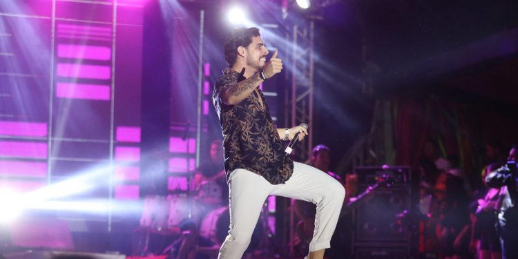 Show de Marcynho Sensação marca o encerramento do Carnaval de Conde na Praia de Jacumã