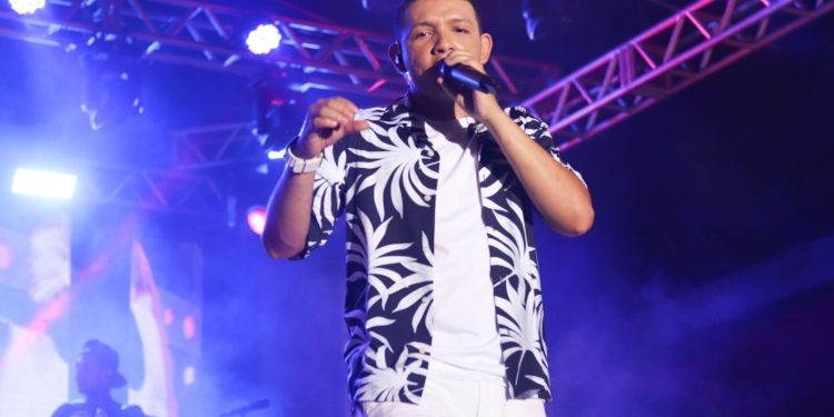 Show de Marcynho Sensação marca o encerramento do Carnaval de Conde na Praia de Jacumã