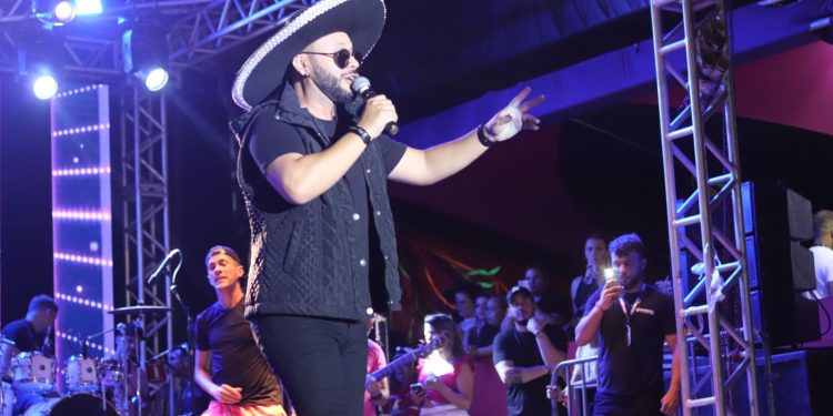 Show de Marcynho Sensação marca o encerramento do Carnaval de Conde na Praia de Jacumã