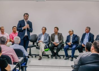 Leo Bezerra entrega selo verde da Prefeitura ao Hospital Laureano pelo seu compromisso ambiental