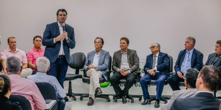 Leo Bezerra entrega selo verde da Prefeitura ao Hospital Laureano pelo seu compromisso ambiental