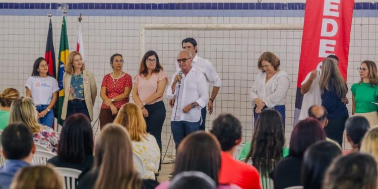 Prefeito abre curso de formação que vai reestruturar educação integral na Capital