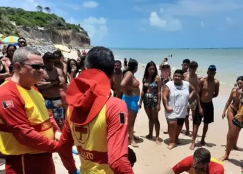Mulher é salva de afogamento em praia de JP pelo Corpo de Bombeiros