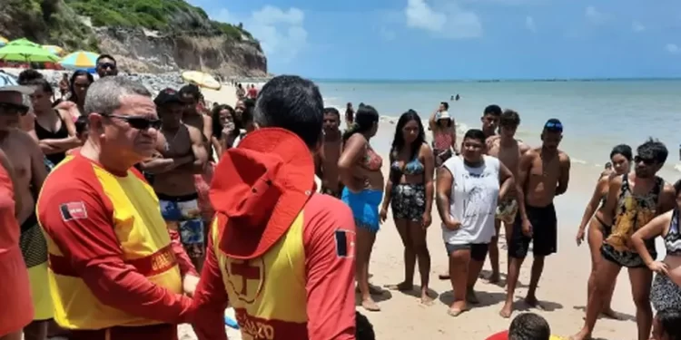 Mulher é salva de afogamento em praia de JP pelo Corpo de Bombeiros