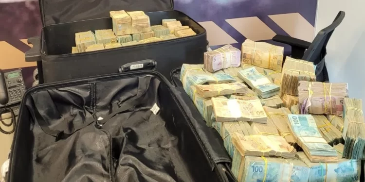 PF apreende homem com mala de dinheiro no Aeroporto Castro Pinto