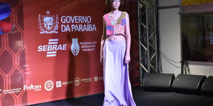 Desfile no 35° Salão do Artesanato Paraibano apresenta coleção da renda renascença