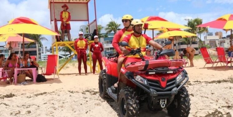 Bombeiros realizam cinco resgates na água durante Operação Carnaval