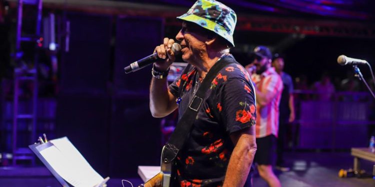 Segunda-feira de carnaval em Cabedelo teve shows de Capilé e Myra Maia