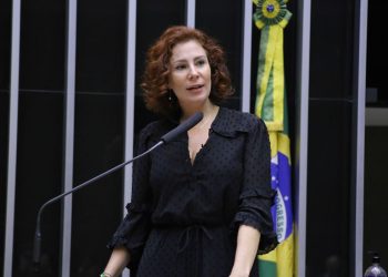 Gilmar Mendes abre inquérito contra Carla Zambelli por perseguição armada