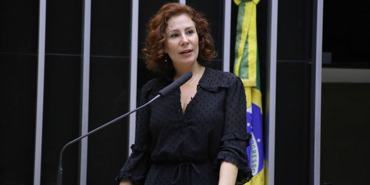 Gilmar Mendes abre inquérito contra Carla Zambelli por perseguição armada
