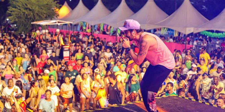 Babado Novo e Ramon Schnayder reúnem milhares de pessoas no Carnaval de Cabedelo