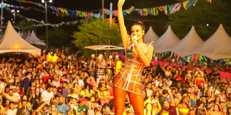 Babado Novo e Ramon Schnayder reúnem milhares de pessoas no Carnaval de Cabedelo