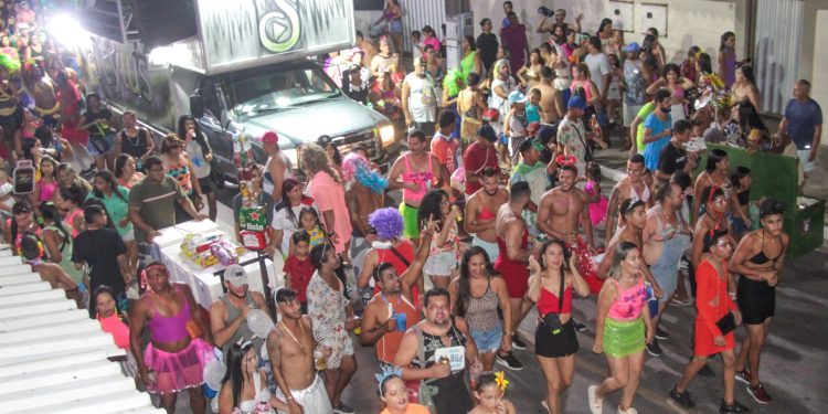 Sábado de carnaval em Cabedelo foi marcado pela irreverência no Corredor da Folia