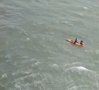 RESGATE AÉREO: Bombeiros salvam casal à deriva no mar de Lucena