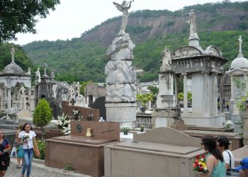 Número de mortes sobe e de nascimentos cai no Brasil em 2021
