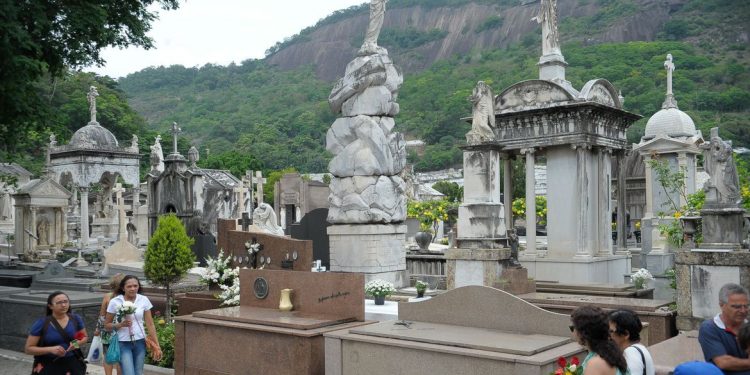 Número de mortes sobe e de nascimentos cai no Brasil em 2021