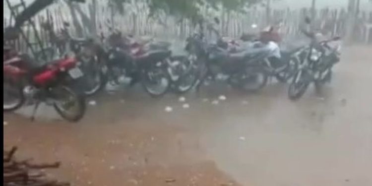 Vídeo registra chuva de granizo no município de Condado