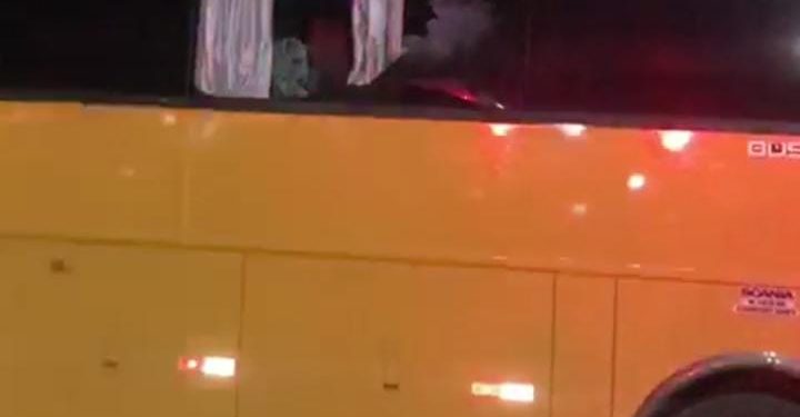 Ônibus com torcedores do Nacional de Patos é apedrejado em CG