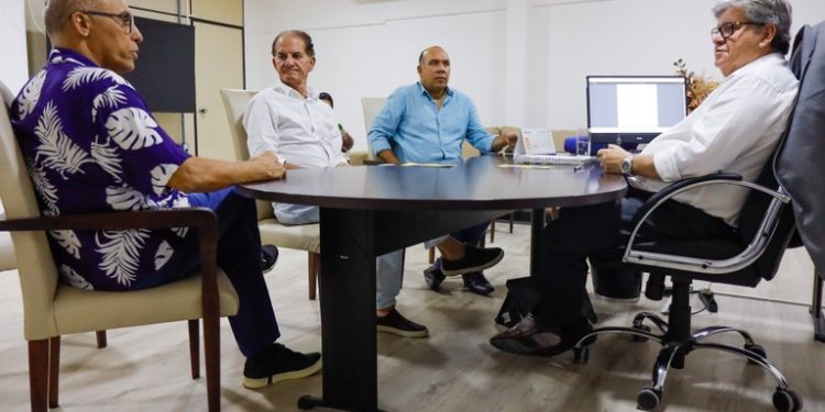 João Azevêdo recebe diretoria do Folia de Rua e destaca apoio do governo aos movimentos culturais