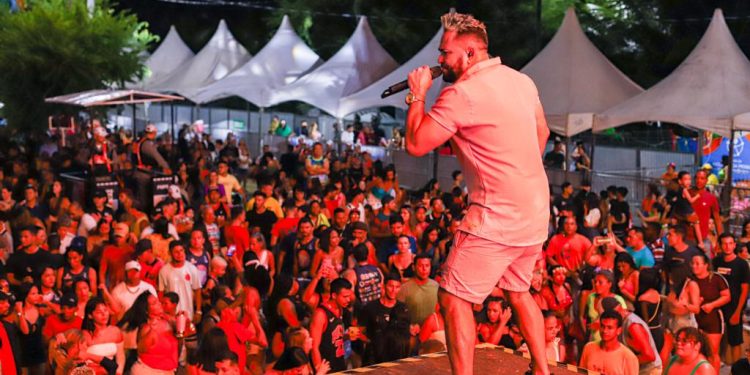 Blocos e shows de Bereguedê e James Sousa agitaram o domingo de Carnaval em Cabedelo