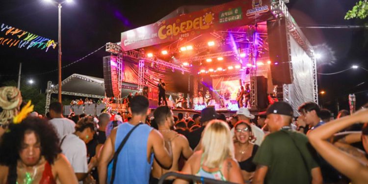 Blocos e shows de Bereguedê e James Sousa agitaram o domingo de Carnaval em Cabedelo
