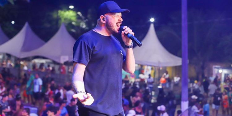 Blocos e shows de Bereguedê e James Sousa agitaram o domingo de Carnaval em Cabedelo